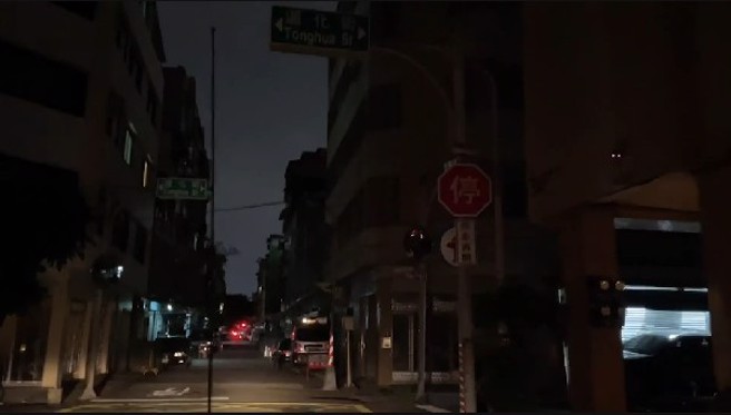 高雄市三民區8日晚間，傳出部分區域停電。(圖/讀者提供)