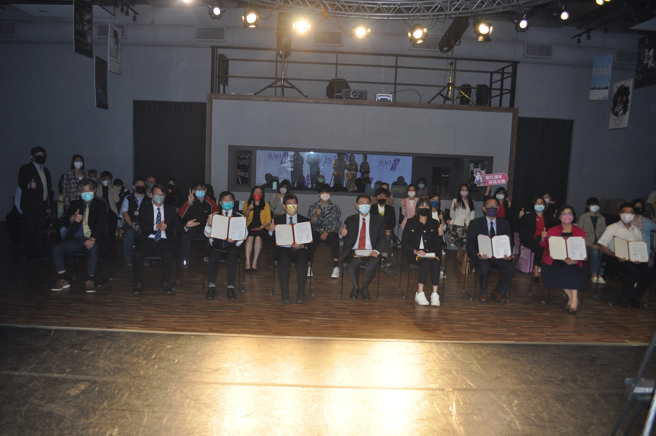 高中职学校与醒吾科技大学伊林学院策略联盟，在设施完善的醒吾科大科技艺术展演中心圆满完成签约仪式。(戴志扬翻摄)

