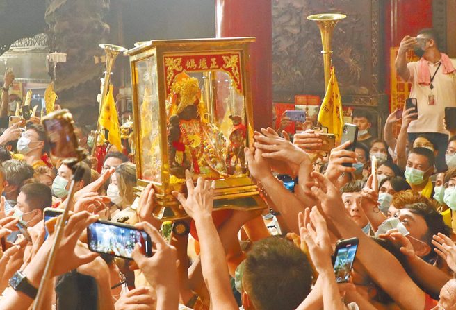 图为2020年大甲妈祖遶境。（本报资料照片）