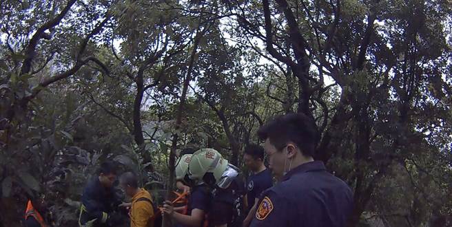 老翁跌倒在山林中，警、消获报前往救援。（中和警分局提供）
