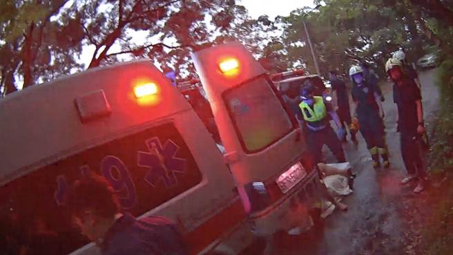 老翁跌倒在山林中，警、消获报前往救援。（中和警分局提供）