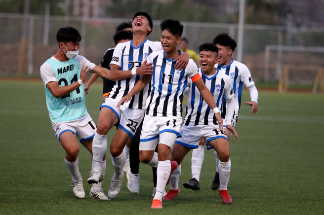 台湾体大队长陈柏谕（11号）对铭传大学延长赛踢进绝杀远射，全队疯狂庆祝。（李弘斌摄）