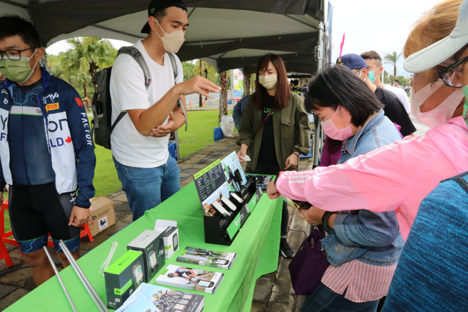 Bryton在环花东赛起点也有设摊询问极高。（Bryton提供）