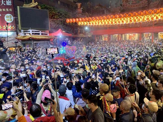 大甲镇澜宫8日深夜展开9天8夜遶境之旅，由前总统马英九、台中市副市长黄国荣、镇澜宫董事长顏清标共同扶轿。（陈世宗摄）