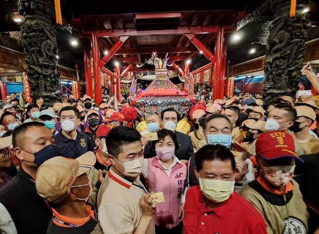 大甲镇澜宫8日深夜展开9天8夜遶境之旅，由前总统马英九、台中市副市长黄国荣、镇澜宫董事长顏清标共同扶轿。（陈世宗摄）
