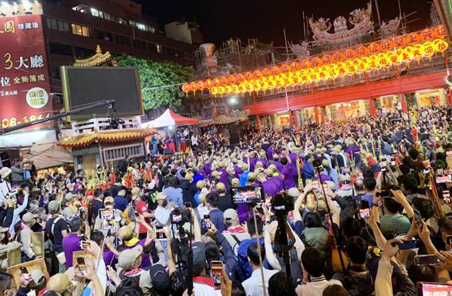 大甲镇澜宫8日展开9天8夜遶境之旅，庙埕挤满大批信徒。（陈世宗摄）