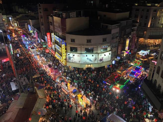 大甲镇澜宫8日展开9天8夜遶境之旅，大甲小镇宛如不夜城。（民眾提供）