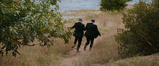 跳湖裸泳的场景在电影中感动还原。（威视提供）