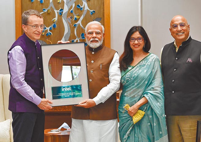 英特爾執行長基辛格（Pat Gelsinger）（圖左一）亞洲各國快閃行程，台灣時間7日與印度總理Narendra Modi（圖左二）會面。圖／擷取自基辛格Twitter