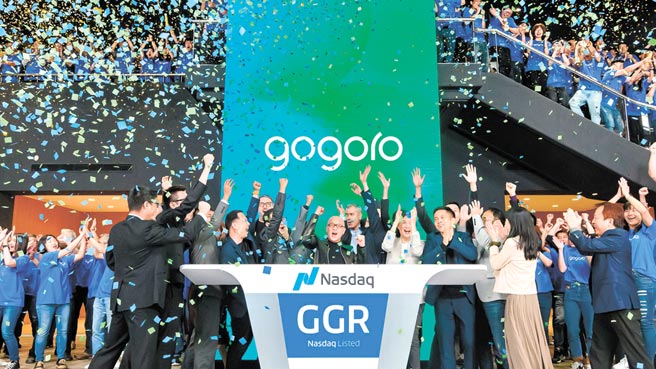 Gogoro创办人、董事长暨执行长陆学森（中）率领公司高层与员工，于台湾时间7日晚上举行远距敲钟仪式，庆祝公司股票在美国那斯达克挂牌上市。图／业者提供