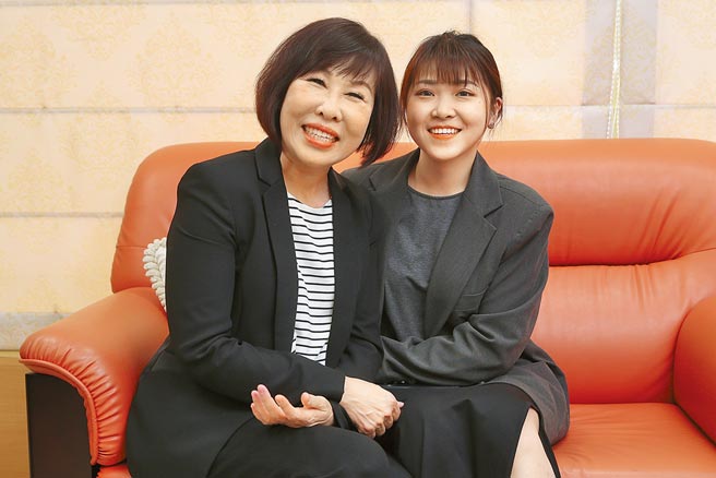 对于桃园市长选战，国民党立委吕玉玲（左）表达愿意承担、服务民眾的意愿，但仍强调尊重党中央的决定。小女儿陈芃安（右）从小看着妈妈为选民服务奔波，大学刚毕业的她也跟在母亲身边帮忙，对妈妈从政表达支持。（黄世麒摄）