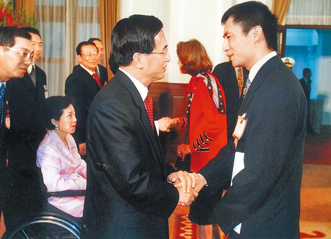 前总统陈水扁7日举行「国务机要费案国际记者会」，亲自说明在任内国务机要费的各笔支出明细，民运人士王丹也曾是资助对象。（本报资料照片）