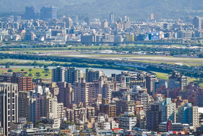为了遏止炒房，平均地权条例修法，炒房最高可罚5千万元。图为台北市大直、内湖地区房地产与基隆河景观。（本报资料照片）