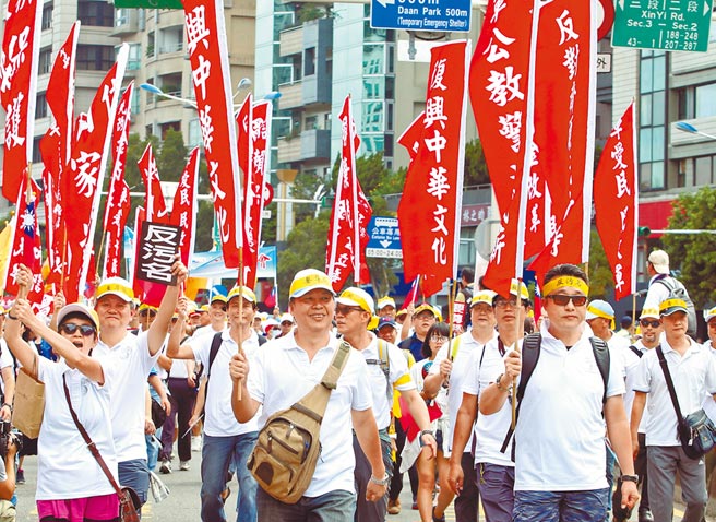 退休军公教退抚金7月起调高2%，是2018年金改革施行后，首次启动调整机制。图为2016年监督年金改革行动联盟以行动抗议政府对军公教污名化。（本报资料照片）