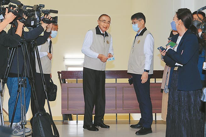 年初时因心臟问题住院治疗的退辅会主委冯世宽（中）7日赴立法院报告并备询，冯缓步爬楼梯上3楼，先是脱下口罩喘气，接着转身手扶栏杆休息，笑回要媒体「放过我啦！」（黄世麒摄）