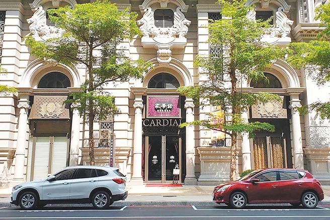 高雄家蒂诺铁板烧餐厅鸭肝混充鹅肝，李姓老板娘去年遭判5月、可易科罚金确定。洪姓资深主厨「证人变共犯」，高雄地院认定他面对客人点餐时不说明，隐匿食材真实资讯，判4月、可易科罚金，可上诉。（本报资料照片／袁庭尧高雄传真）