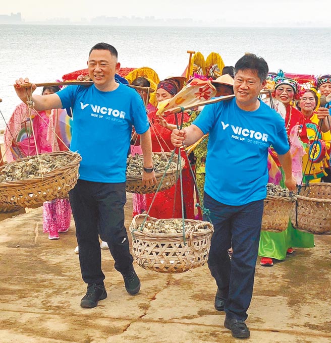 邁向連任之路的金門縣長楊鎮浯（左）決心再挑起千頭萬緒的縣政重擔。（李金生攝）