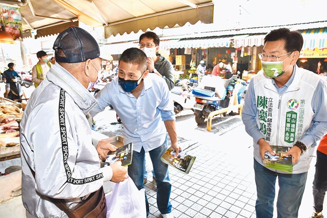 民进党台北市党部主委吴怡农（左二）7日到高雄市冈山区文贤市场陪市议员参选人陈庆鸿扫街拜票，吴怡农向长辈问好。（林瑞益摄）