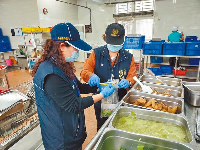 花莲国中小免费营养午餐政策实施迄今已十余年，花莲县政府为让学生吃得更健康、安全，9月新学期开始，将每周2次食用有机蔬菜及1次豆奶，并增加异国料理，提升学生国际视野，且确保食安，各单位将不定期抽检。（花莲县政府提供／罗亦晽花莲传真）