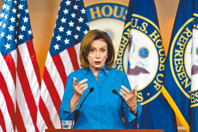 美國聯邦眾議院議長裴洛西原訂將率團訪問亞洲，因確診新冠肺炎，導致亞洲行將延後。（美聯社）