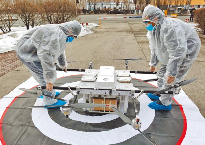 上海市民生活因封控按了暂停键，对快递业者必须按下加速键。图为无人机向医院运送物资。（中新社）