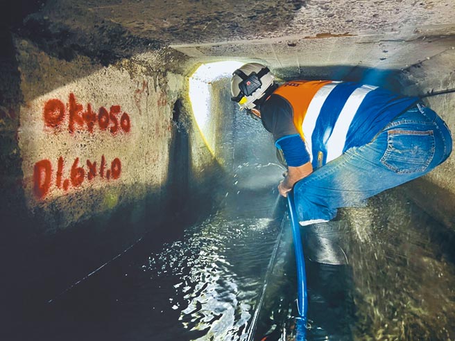 为汛期提早做准备，新竹市启动多项措施，也展开雨水下水道清淤作业。（新竹市府提供／邱立雅竹市传真）