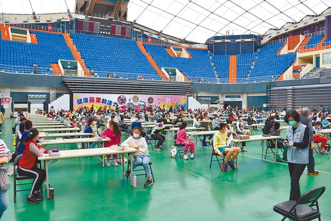 苗栗縣政府舉辦文狀元競試複賽，7日在苗栗市巨蛋體育館登場，共有603名學生同台競試。（謝明俊攝）