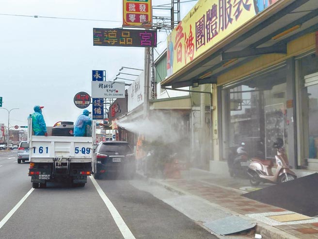 針對中正大學確診學生相關足跡和生活空間，嘉義縣民雄鄉公所清潔隊7日已完成清消作業。（嘉義縣政府提供／呂妍庭嘉義傳真）