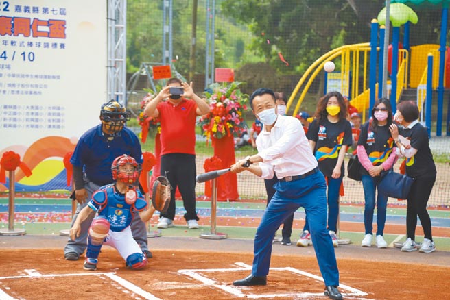 嘉義縣長翁章梁7日到中埔鄉同仁國小參加健豪同仁盃少年軟式棒球錦標賽開賽儀式。（張亦惠攝）