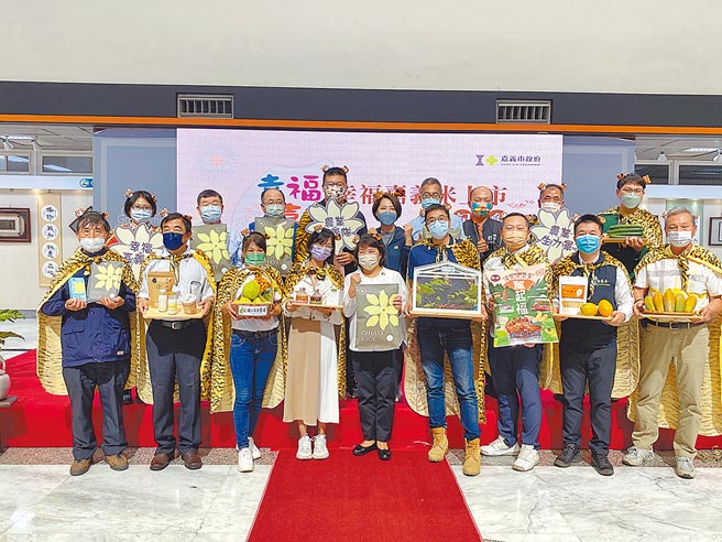 嘉義市長黃敏惠（前排右五）宣布「農業嘉義隊」成軍。（廖素慧攝）