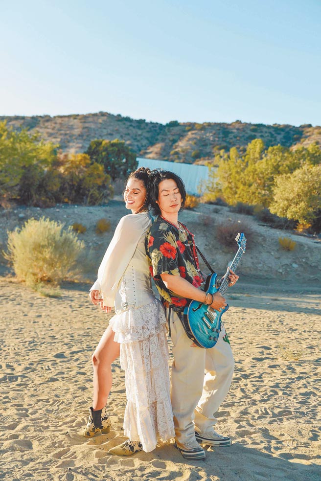 吳建豪（右）在〈CHILL〉MV中與女模共舞，表現出無憂無慮的自在態度。（環球音樂提供）