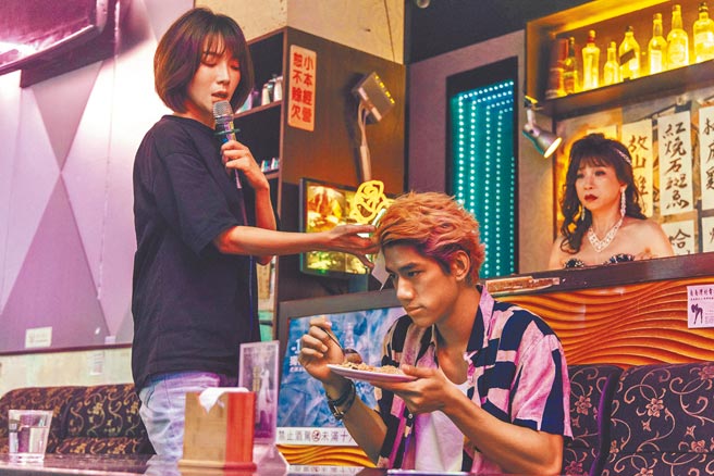 蔡淑臻（左）、朱轩洋在《村里来了个暴走女外科》大谈姊弟恋。（公视提供）