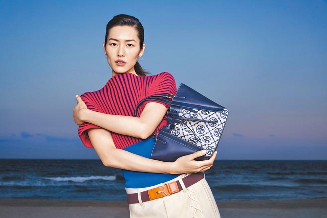大陸超模劉雯穿著Tory Burch 2022春夏系列服裝搭配海軍藍Monogram抽繩托特包，包2萬3900元。（Tory Burch提供）