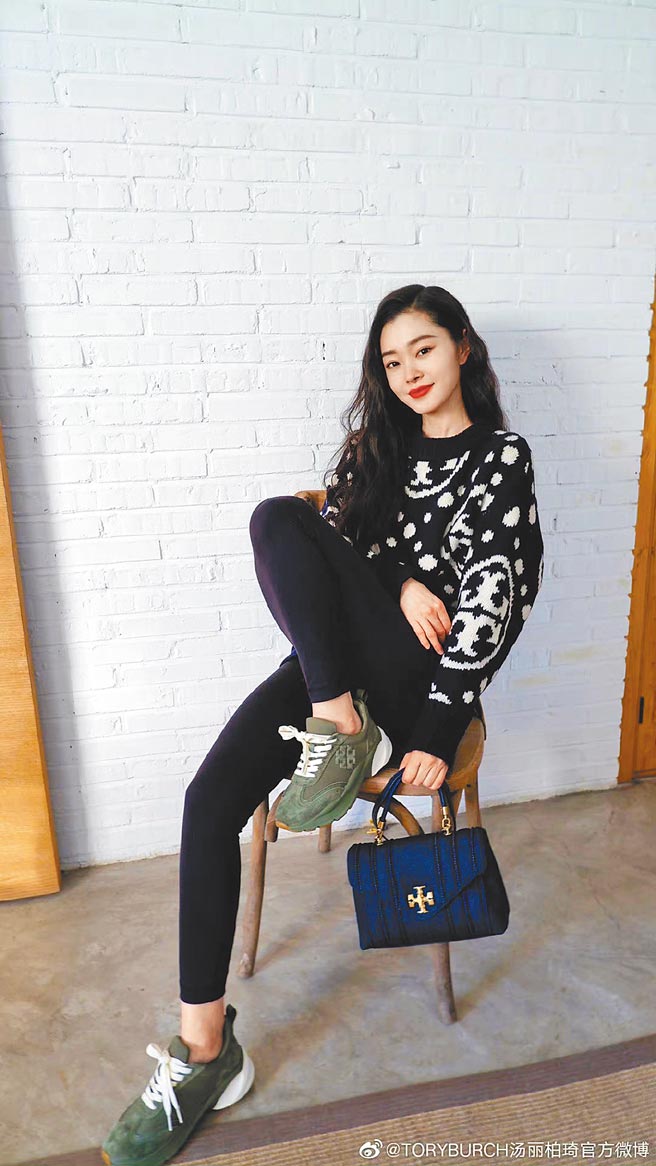 大陸演員宋軼穿搭Tory Burch 服裝搭配Kira系列丹寧提把包2萬7600元 以及杉木綠Good Luck Trainer，1萬2900元。（Tory Burch提供）