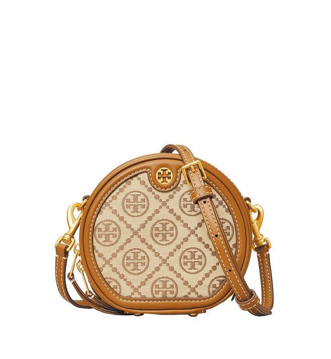 Tory Burch榛果棕T Monogram Moon迷你滿月包，1萬4900元。（Tory Burch提供）