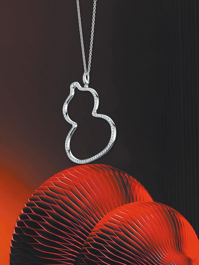 Qeelin以東方吉祥圖騰「葫蘆」為靈感創作Wulu鑲鑽大型吊墜。（Qeelin提供）