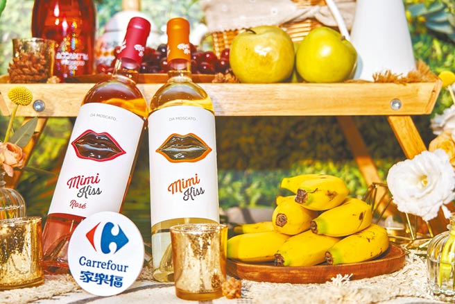 家乐福卡迪拉MIMI KISS莫斯卡朵，瓶身雕刻超可爱的红唇造型。（家乐福提供）饮酒过量 有害健康