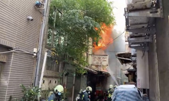 北市重慶北圓環旁宮廟大火 2樓塌陷3消防員受困驚險獲救
