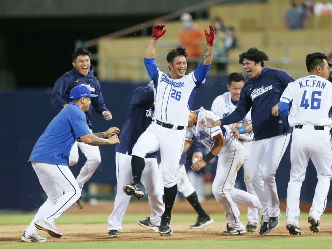 陽耀勳敲出生涯首支再見安打，助富邦悍將奪下本季首勝。（杜宜諳攝）