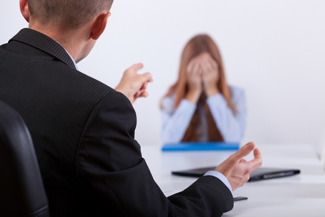 网友说任职公司只要上厕所超过15分钟就会被约谈，办公室也装满监视器与监听器，老板也不希望员工们感情太好，鼓励员工们互相出卖。（示意图/Shutterstock提供）