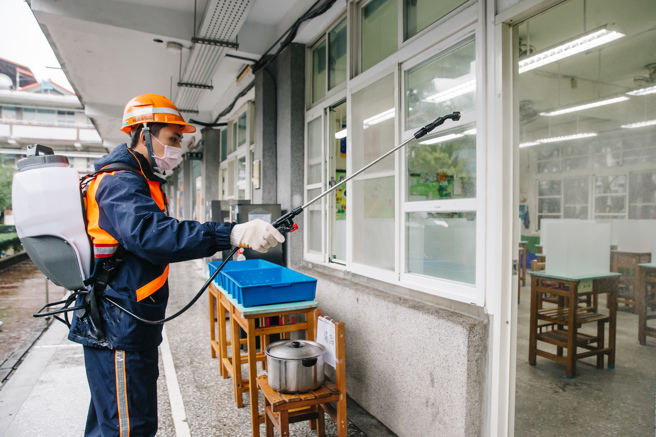 在推进与病毒共存的过程中，为避免感染人数呈几何式成长，所有防疫措施仍不可松懈。（图／郭吉铨摄）