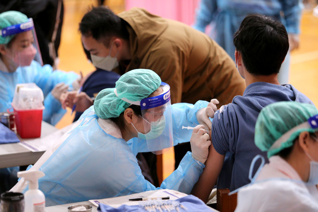 影响新冠病毒患者的病死率的主要因素有5：毒株、年龄、健康状况、疫苗与药物，普遍接种疫苗是最简便而能有效避免重症与死亡的方法。（图／黄世麒摄）