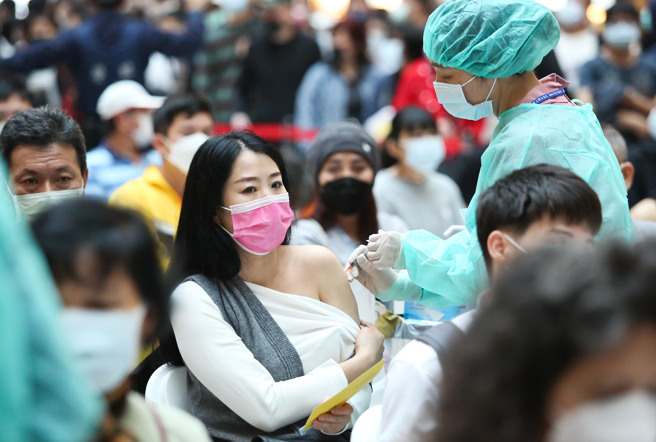 Omicron传染力强，虽然致命性较低，但被传染的患者人数会高数十倍，因此其感染者的死亡人数会比前几个毒株多。（图／陈俊吉摄）