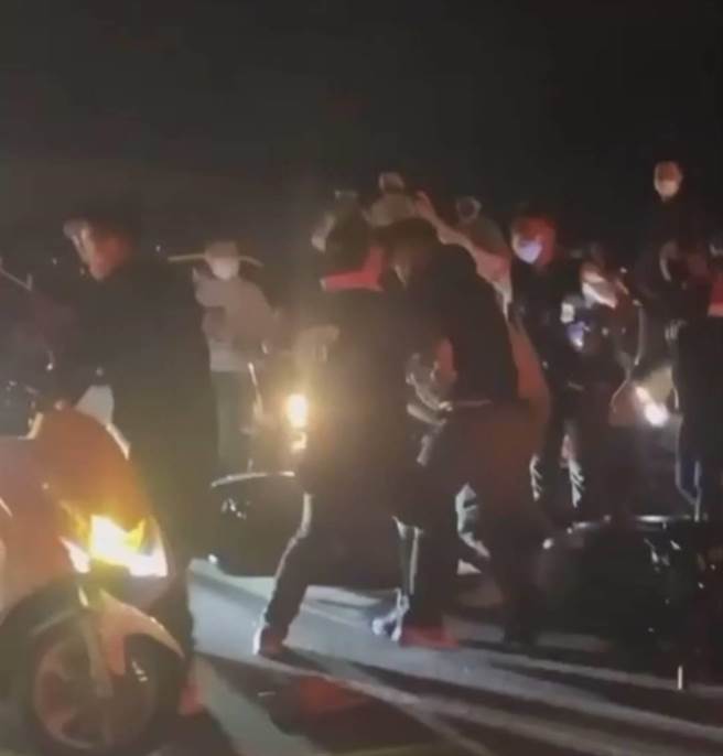 大甲妈昨天深夜起驾，今天凌晨行经大甲溪桥时发生行车纠纷斗殴案。（记者爆料网提供）