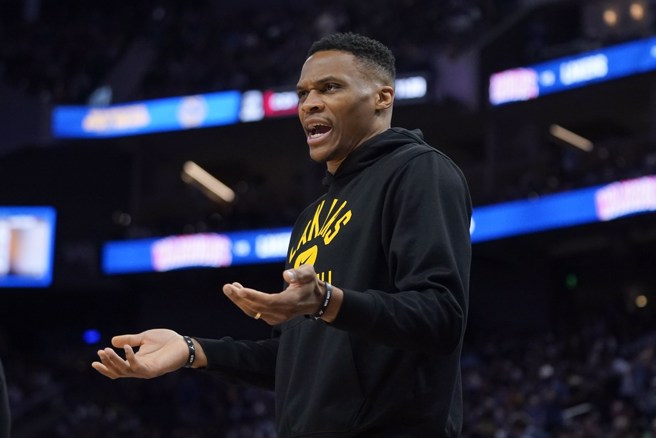 韦斯布鲁克从去年热身赛期间就杠上湖人总教练佛格了。(美联社资料照)