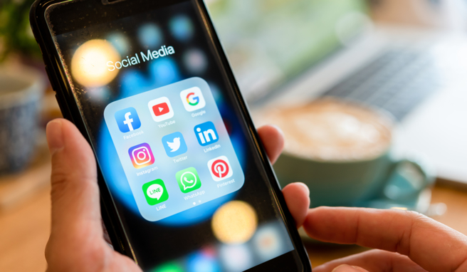 谢金河表示，脸书和Line沦为诈骗集团温床，不改革将走向毁灭。（示意图/达志影像/shutterstock）