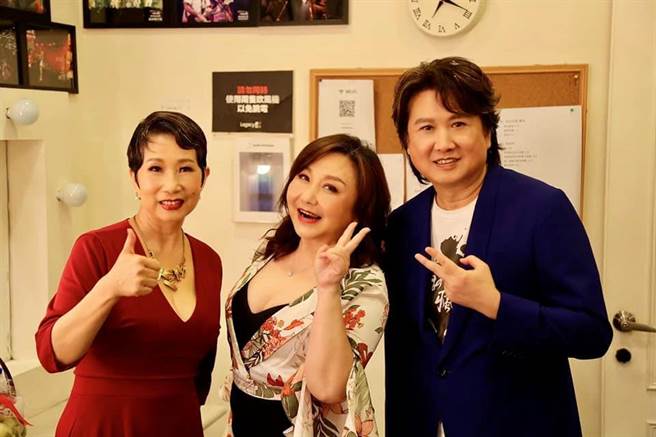周治平（右起）昨在台北舉辦演唱會，邀請鄭怡、江念庭擔任嘉賓。（尚時代文創娛樂提供）
