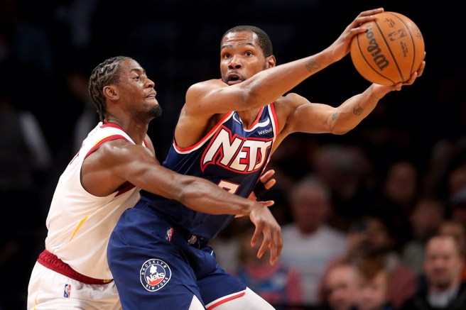 杜蘭特(右)今天轟下全場最高36分。(路透)