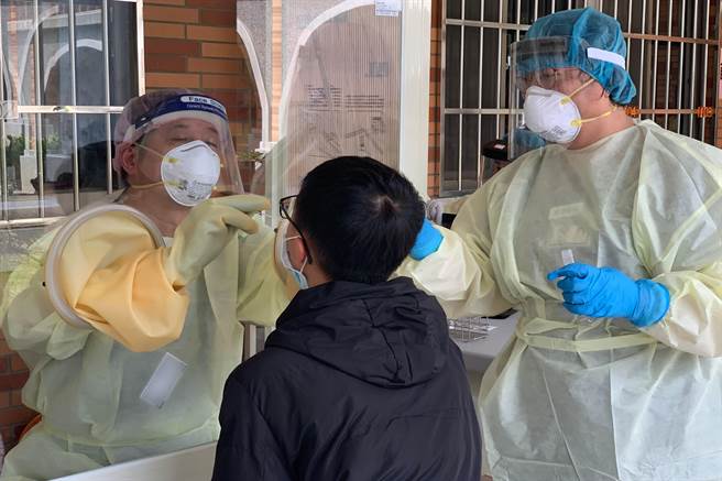 台中市某高職前往南投進行戶外教學，昨晚返回台中後快篩均陰性，圖為醫院為其他學校師生進行快篩照片。（台中慈濟醫院提供）