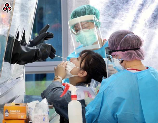 近日許多民眾前往醫院採檢。（報系資料照）